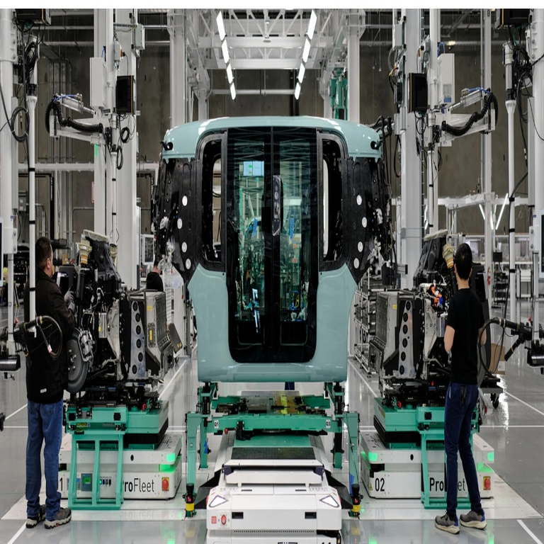 La planta de fabricación de robotaxis de Amazon abarca un área equivalente a tres campos de fútbol americano y tiene capacidad para ensamblar 10.000 vehículos anuales.