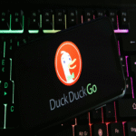 DuckDuckGo refuerza sus defensas contra estafas para bloquear tiendas falsas y sitios de criptomonedas.