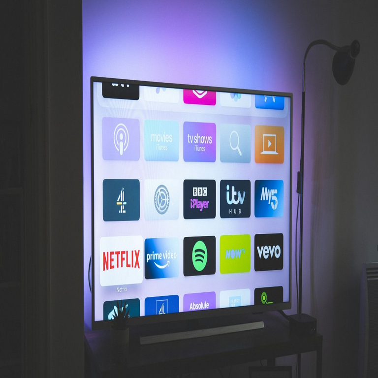 Guía para instalar un sistema de iluminación ambiental tipo Ambilight en tu televisor Smart TV.