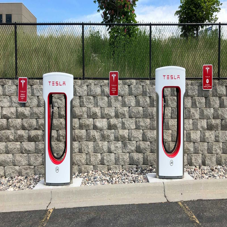 Investigadores logran vulnerar el cargador de pared de Tesla en cuestión de minutos, detallando el método empleado.