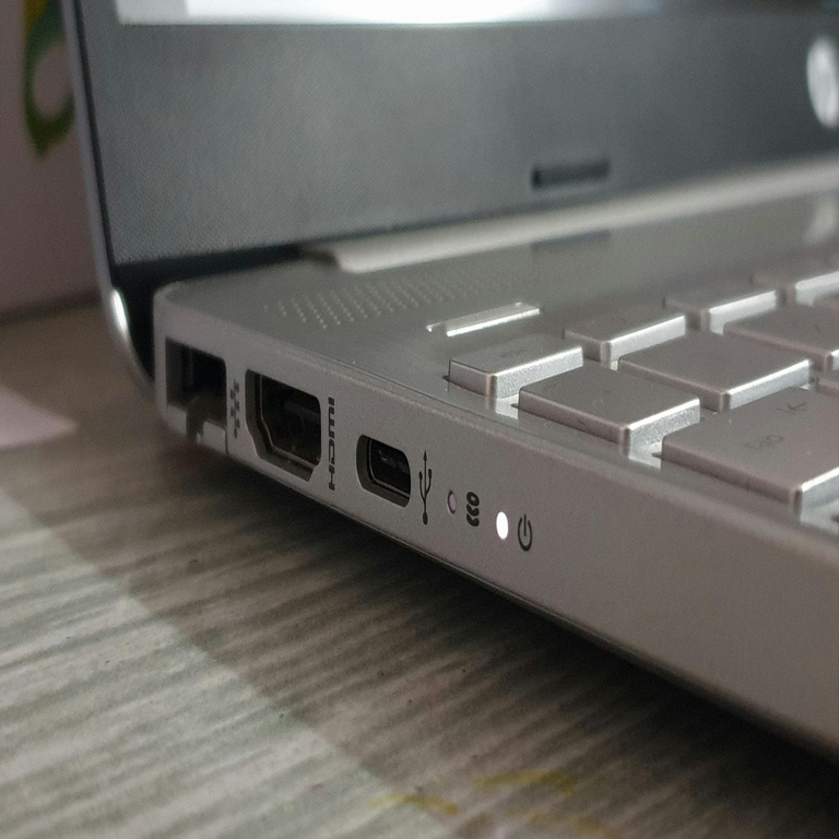 Mi computadora portátil cuenta con un puerto de 2.5 Gbps, ¿será posible aprovechar su capacidad real?