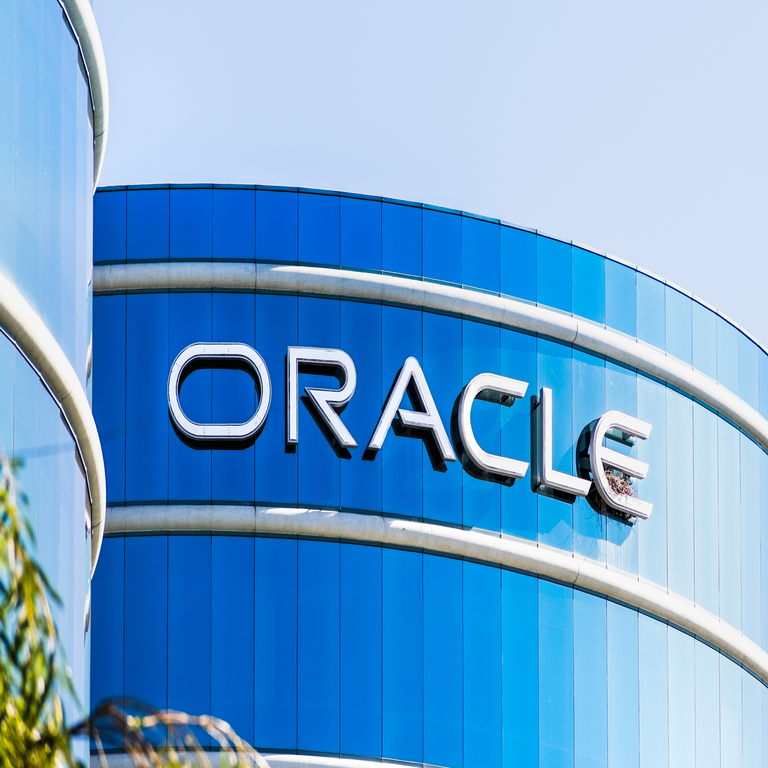 Oracle firma acuerdo de 30 mil millones de dólares en servicios en la nube, reforzando su fuerte impulso en infraestructura de inteligencia artificial.