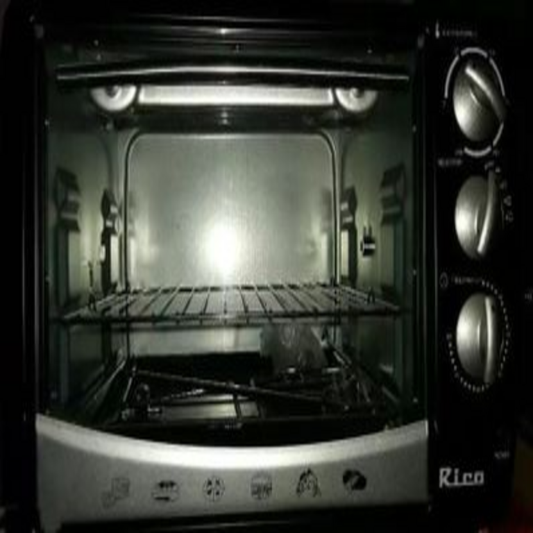 Estoy por adquirir un horno eléctrico, ¿qué aspectos debo considerar para garantizar un consumo energético eficiente?