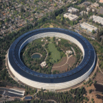 Apple continúa impulsando la inteligencia artificial mediante la adquisición de empresas europeas para potenciar sus tecnologías Intelligence y Vision Pro.