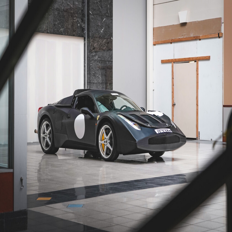 Considerado uno de los Ferrari menos atractivos, este modelo no está homologado para uso en vía pública ni en pista, sin embargo su valor supera el millón de dólares.