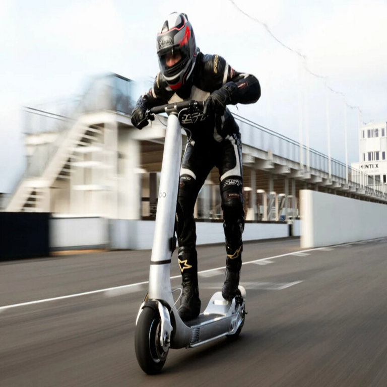 Existen patinetes con alta velocidad, otros con velocidades extremas, y luego está The Turbo: alcanzando los 160 km/h.