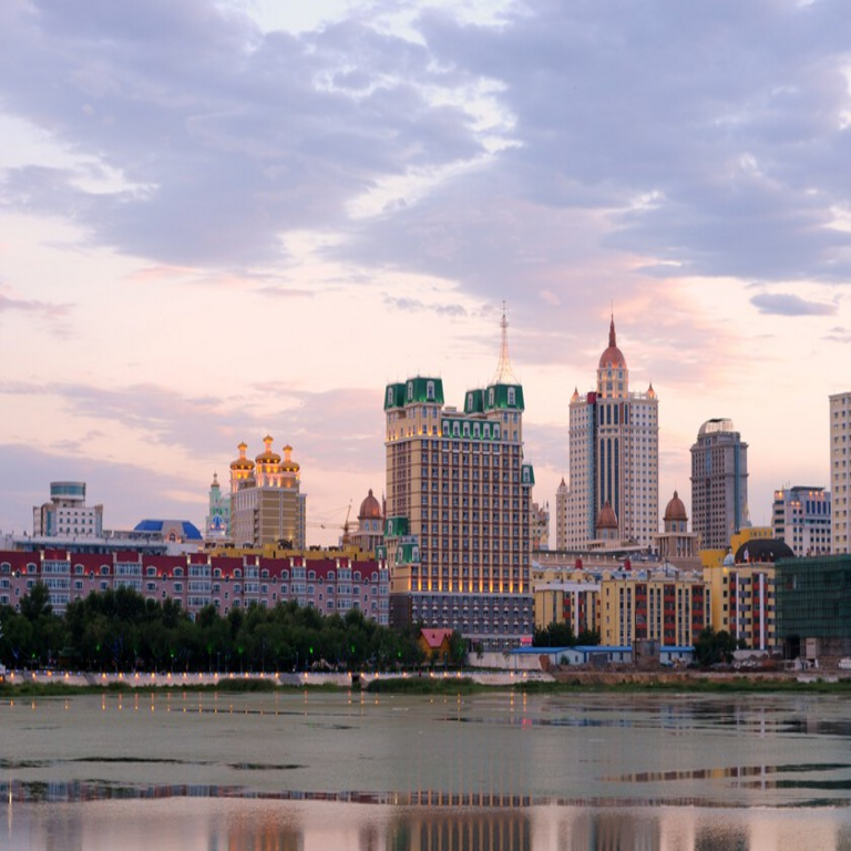 Existe una ciudad clave que sostiene una porción significativa de la economía rusa durante el conflicto bélico, ubicada en la frontera con China.