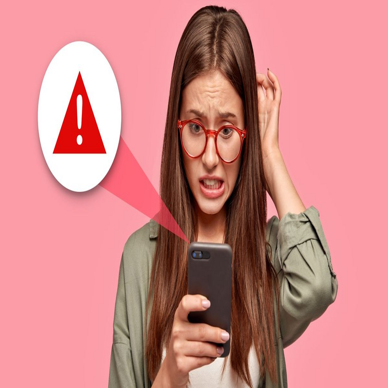 Especialistas en seguridad advierten: al detectar este indicio en la pantalla de tu dispositivo móvil, existe riesgo de vigilancia no autorizada.