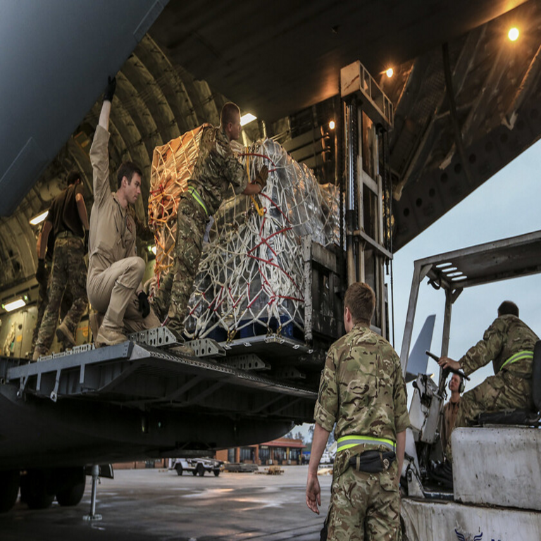 Aviones están lanzando toneladas de suministros alimentarios sobre Gaza en situación de hambruna, aunque algunos expertos consideran que esta medida resulta contraproducente.