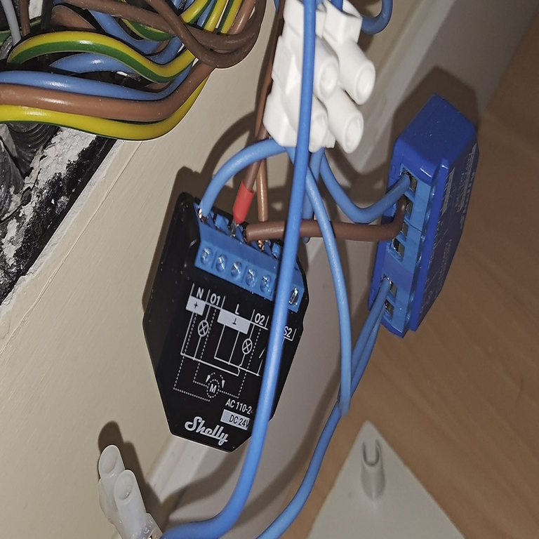 Guía detallada para la instalación de un relé inteligente en sistemas de iluminación, tomacorrientes y otros dispositivos eléctricos.