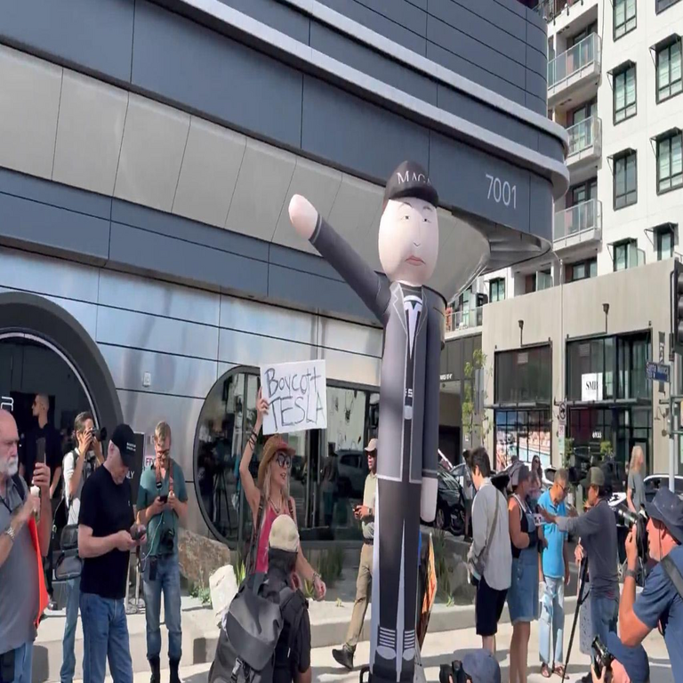 Muñecos inflables con gestos asociados al nazismo: manifestantes protestantes ocupan el restaurante futurista de Elon Musk.