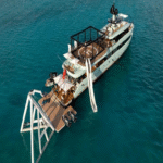 Limerence, el yate de lujo que surca el Mediterráneo ofreciendo una experiencia continua de entretenimiento: parque acuático durante el día y club nocturno en la noche.