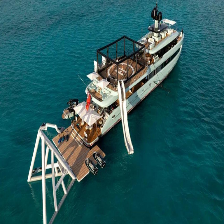 Limerence, el yate de lujo que surca el Mediterráneo ofreciendo una experiencia continua de entretenimiento: parque acuático durante el día y club nocturno en la noche.