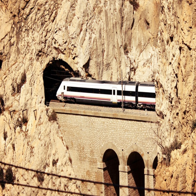 La apertura del mercado ferroviario en España ha resultado beneficiosa para los usuarios, aunque las compañías enfrentan pérdidas económicas significativas.