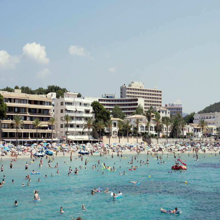 Tras años incrementando los precios, los empresarios hoteleros de Mallorca enfrentan un problema: los turistas ya no están dispuestos a asumir dichos costos.