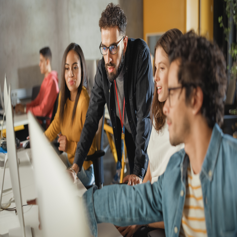 Observatorio de empleos en redes: tendencias en contratación, habilidades y certificaciones.