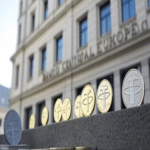 El Banco Central presenta tres estrategias para consolidar el euro frente a las stablecoins USDT y USDC.