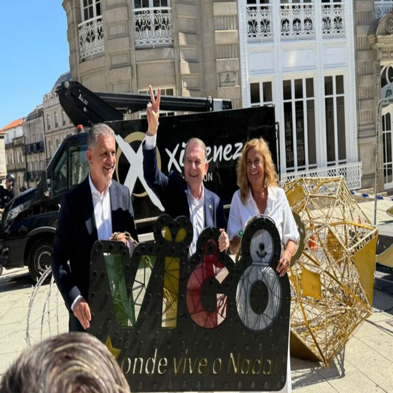 Hoy 30 de julio, durante el periodo de canícula, la ciudad de Vigo ha iniciado una tradición local característica: la instalación temprana de decoraciones navideñas.