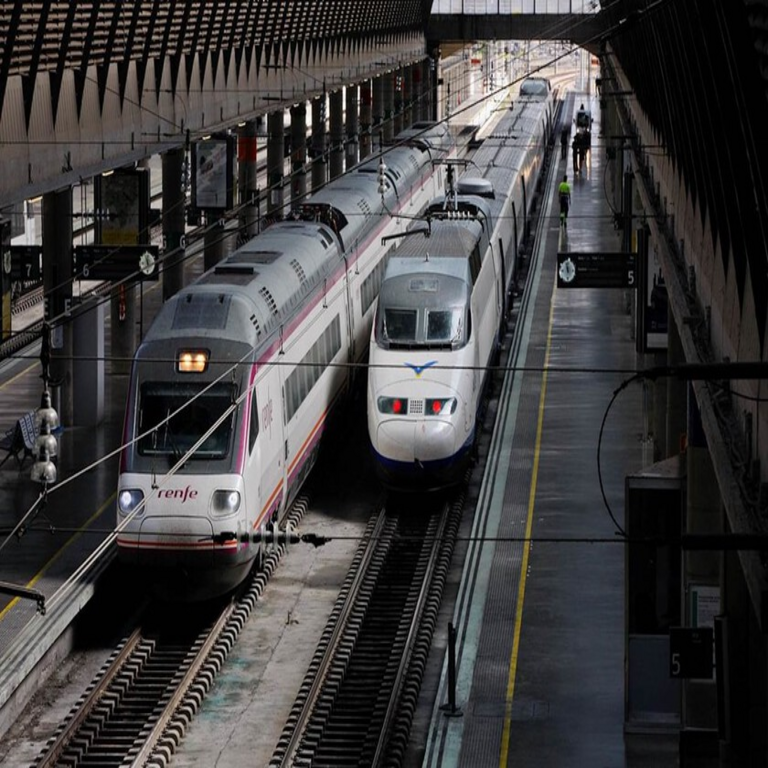 Renfe ha publicado recientemente su primer informe sobre puntualidad, cuyos resultados indican que el servicio AVE no cumple con los estándares de puntualidad.