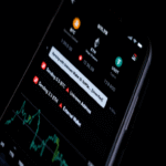 Ciberdelincuentes utilizan anuncios en Facebook para propagar el malware JSCEAL mediante aplicaciones falsas de comercio de criptomonedas.