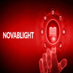 NOVABLIGHT como herramienta educativa que ataca usuarios para robar credenciales de acceso y comprometer billeteras digitales.