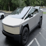Dejó su Tesla Cybertruck conectado a la carga y se ausentó por vacaciones. Tras dos semanas, el vehículo presentó fallas de encendido.