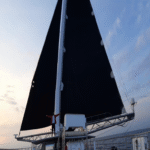 El mástil para embarcaciones diseñado por un ingeniero español capaz de generar energía a partir del viento y el oleaje: una solución innovadora sin precedentes en el sector.