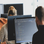 Un número creciente de desarrolladores confía en la inteligencia artificial para programar, pero simultáneamente desconfían cada vez más de su fiabilidad.