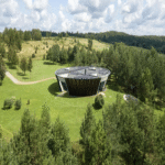 Villa O, la vivienda minimalista de diseño circular con cuatro patios interiores y panorámicas destacables: amplia luminosidad y generosos espacios.