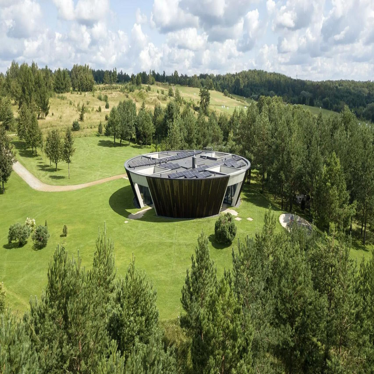Villa O, la vivienda minimalista de diseño circular con cuatro patios interiores y panorámicas destacables: amplia luminosidad y generosos espacios.