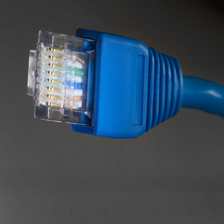 Cable Ethernet extenso o emplear PLC: casos de uso recomendados para cada alternativa.