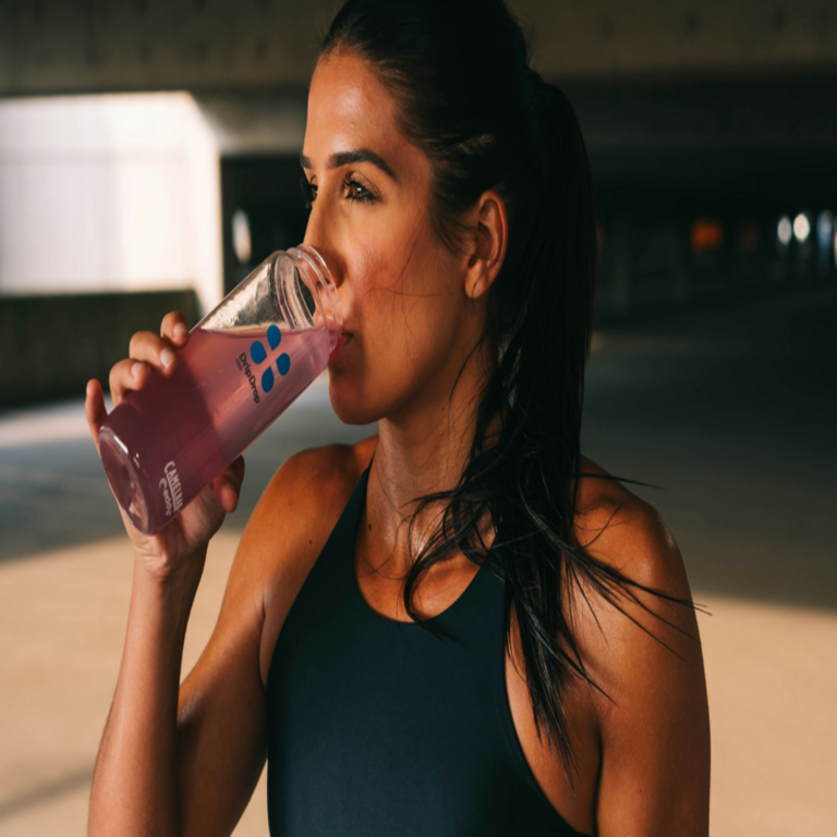 El agua parece haber dejado de ser suficiente: análisis de la tendencia creciente en el consumo diario de bebidas electrolíticas.