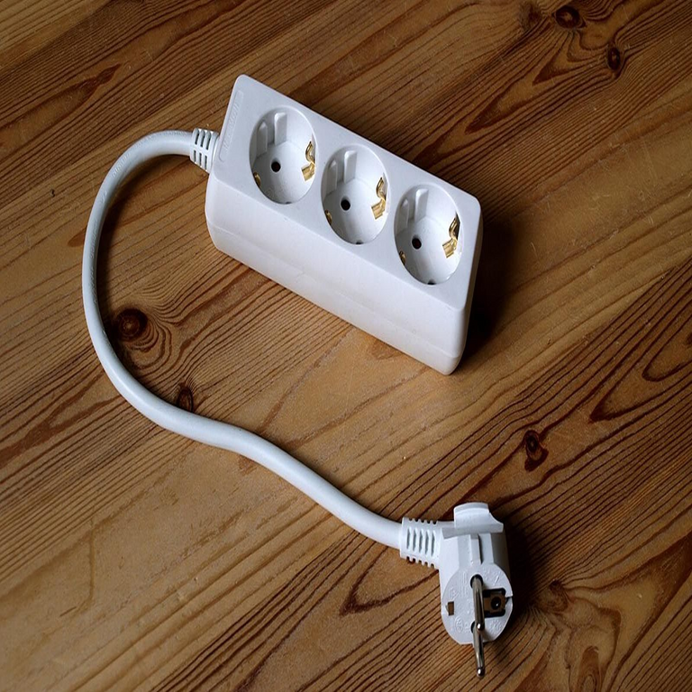 El consumo energético de una regleta de enchufes en estado de conexión permanente.