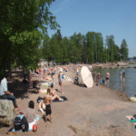 Los veranos en Finlandia son tan breves que el país ha debido aceptar un inusual visitante en sus playas: grandes cantidades de materia fecal.