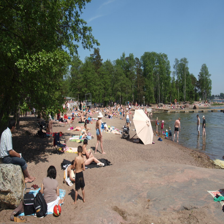 Los veranos en Finlandia son tan breves que el país ha debido aceptar un inusual visitante en sus playas: grandes cantidades de materia fecal.