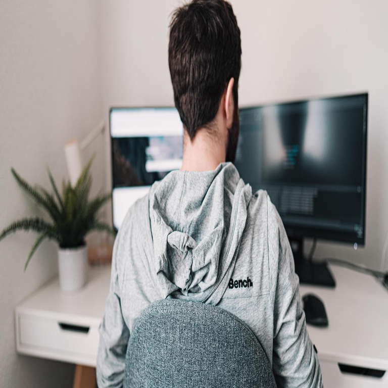 Precauciones en el teletrabajo durante el verano: advertencia sobre el incremento de ciberataques debido a la relajación de medidas de seguridad al operar en entornos externos.