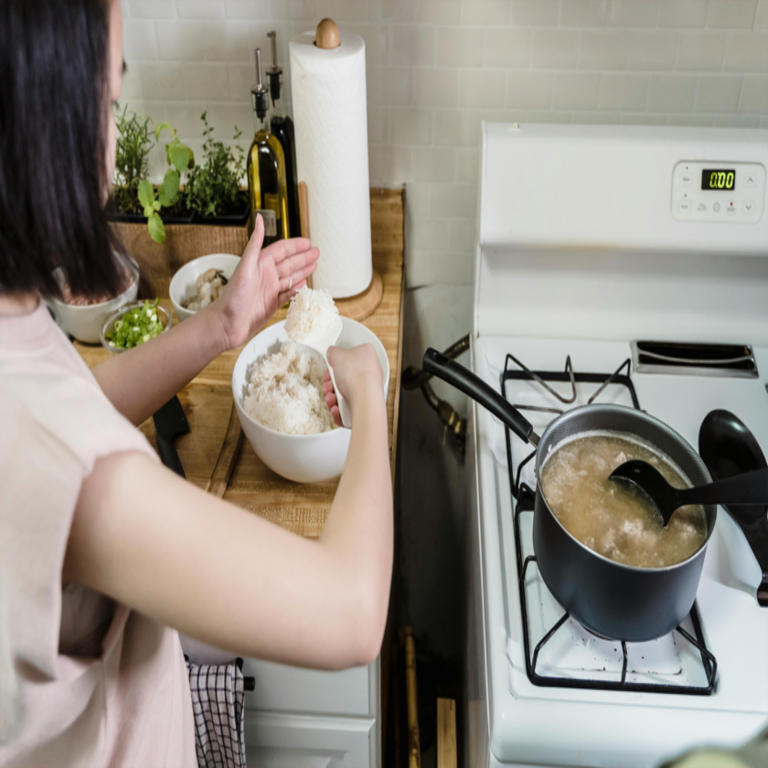 Congelar el arroz no solo optimiza tiempo y esfuerzo: según diversos expertos en nutrición, también ofrece beneficios significativos.