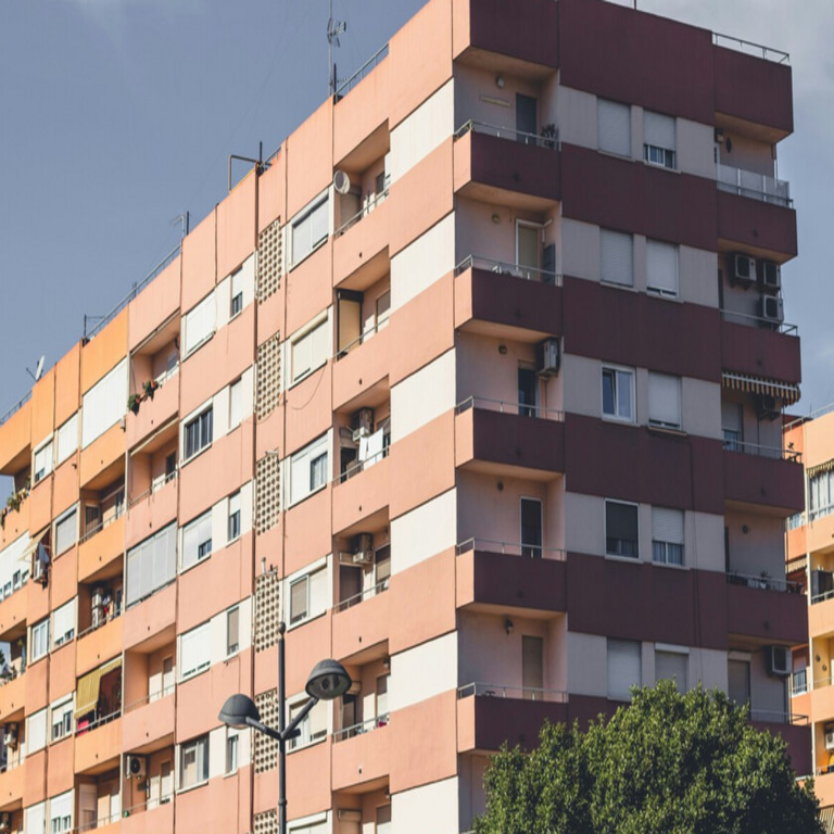 El drástico incremento en los precios de la vivienda en España beneficia principalmente a las arcas de las Comunidades Autónomas.