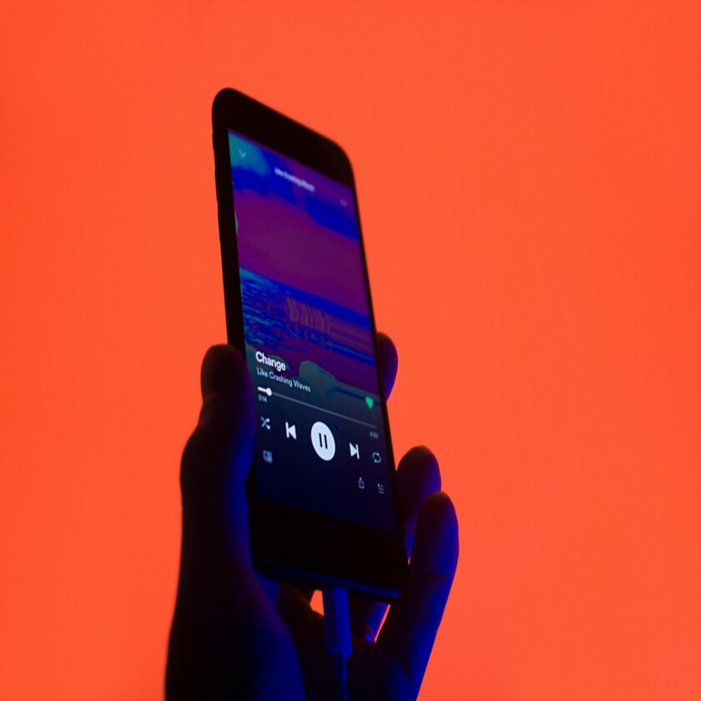 Spotify ha evolucionado más allá de un simple reproductor musical, posicionándose como una plataforma integral de audio similar a Netflix, diseñada para captar la atención del usuario durante todo el día.