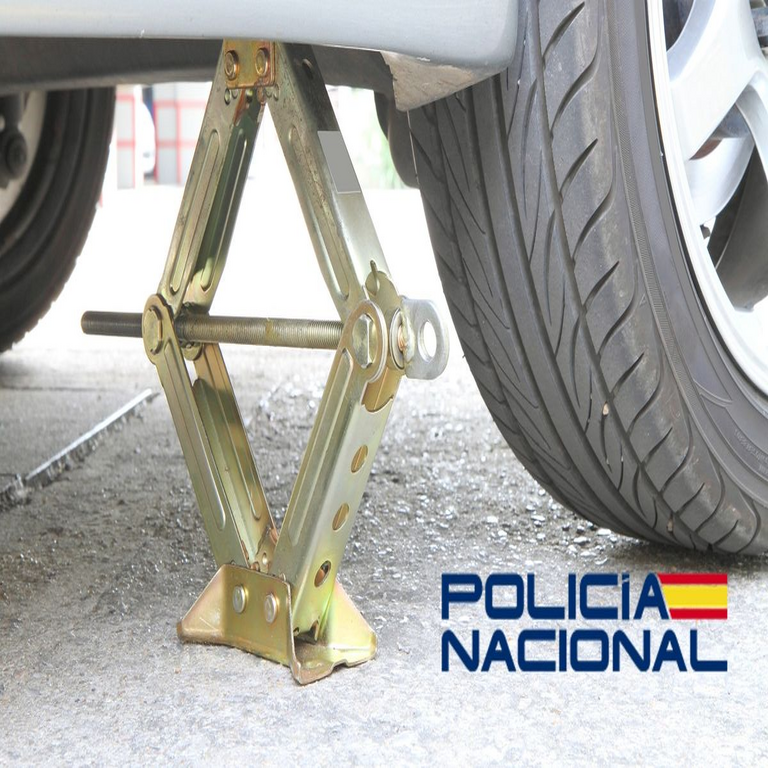 La Policía Nacional advierte a los conductores sobre el riesgo de aceptar asistencia de desconocidos, al tratarse de un fraude potencial.