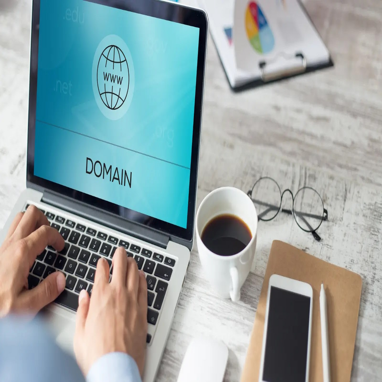 Suite de malware modular comercializada por actores de amenazas mediante dominios públicos de tiendas en línea.