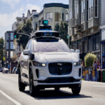 Europa iniciará la implementación de robotaxis en sus vías urbanas a partir de 2026, siendo notable que Waymo no será la empresa responsable de su despliegue.
