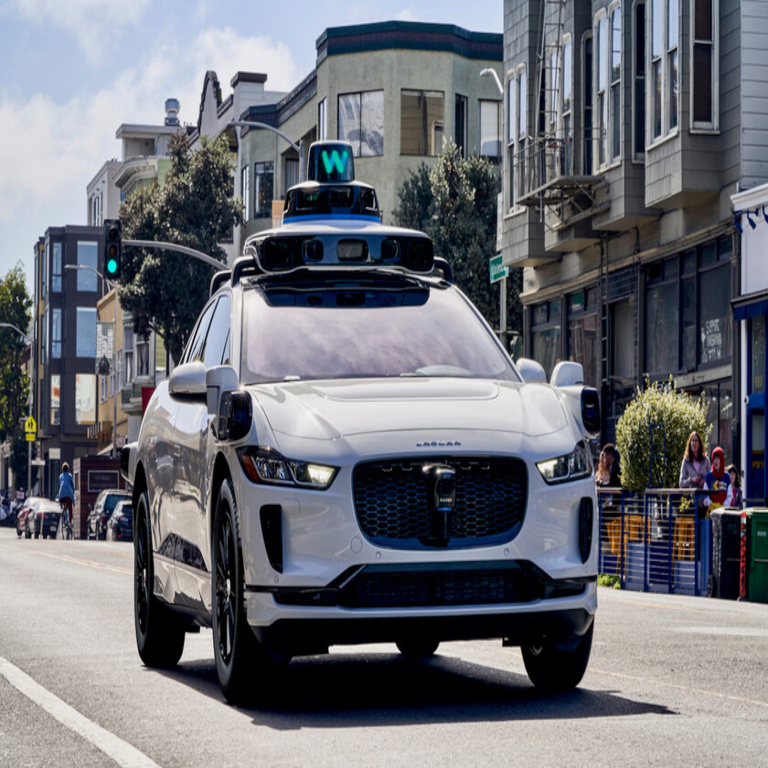 Europa iniciará la implementación de robotaxis en sus vías urbanas a partir de 2026, siendo notable que Waymo no será la empresa responsable de su despliegue.