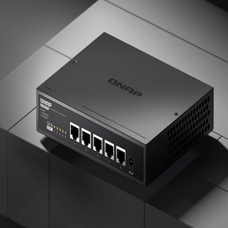 Evaluación del switch no administrable QNAP QSW-3205-5T, equipado con puertos 10G Multigigabit y diseño sin ventilador.