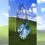 Microsoft lanza a la venta las Crocs con temática de Windows XP, tan cuestionables estéticamente como sus suéteres navideños.