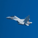 China ha revelado su más reciente avance tecnológico: el caza J-15DT equipado con pods de guerra electrónica, diseñado específicamente para operar desde el portaaviones Fujian.