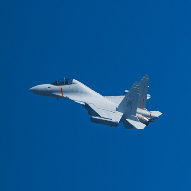 China ha revelado su más reciente avance tecnológico: el caza J-15DT equipado con pods de guerra electrónica, diseñado específicamente para operar desde el portaaviones Fujian.