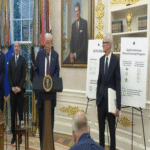 Tim Cook anuncia una inversión adicional de 100 mil millones de dólares por parte de Apple para materializar el objetivo de Donald Trump: producir el iPhone en Estados Unidos.