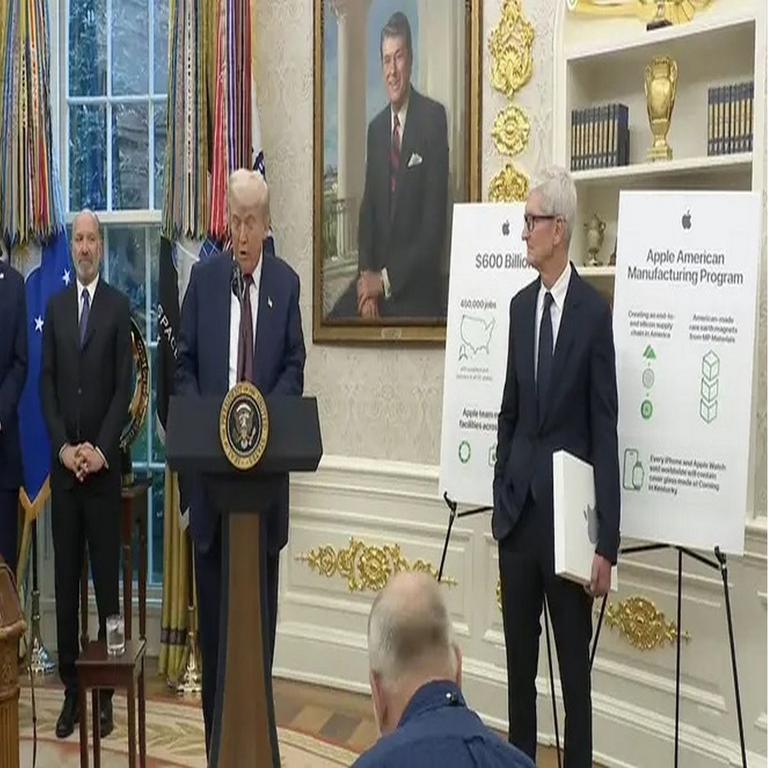 Tim Cook anuncia una inversión adicional de 100 mil millones de dólares por parte de Apple para materializar el objetivo de Donald Trump: producir el iPhone en Estados Unidos.