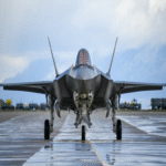 El F-35 no solo representa un elevado costo económico, sino que incluye una función específica que resulta inaceptable para España, motivo por el cual ha comunicado a Estados Unidos su decisión de rechazar la adquisición de estas aeronaves.